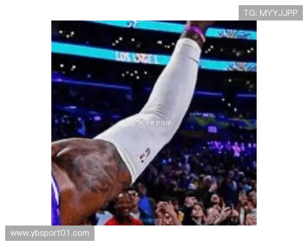 美媒恶搞詹姆斯登上WWE舞台大力爆揍A史密斯引爆全场热议