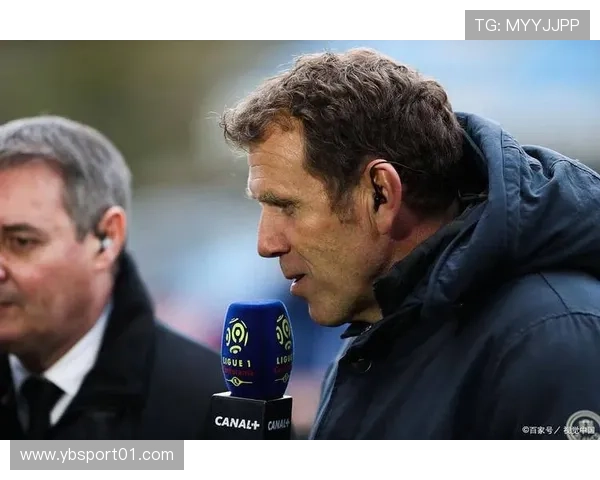 英超罚球绝平瞬间全场起立致敬球员英雄般的拼搏精神