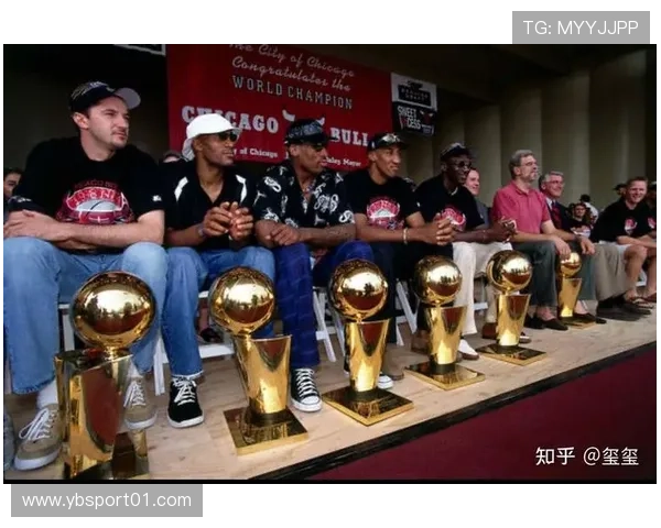荣耀时刻NBA冠军高举奖杯这一瞬间注定被历史永远铭记